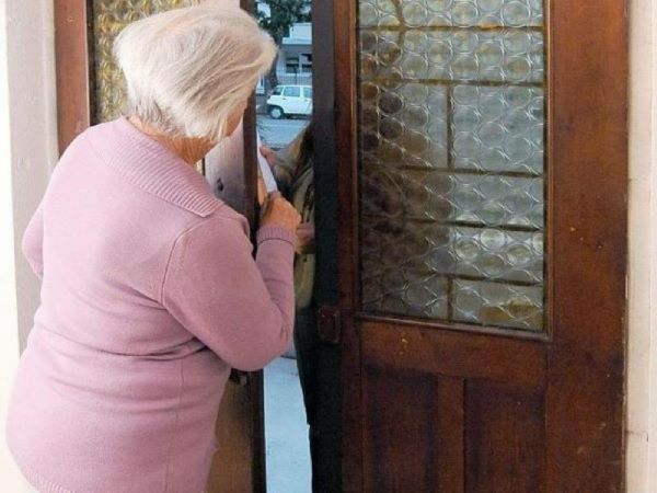 Piano di Sorrento, si finge corriere per truffare un’anziana: arrestata