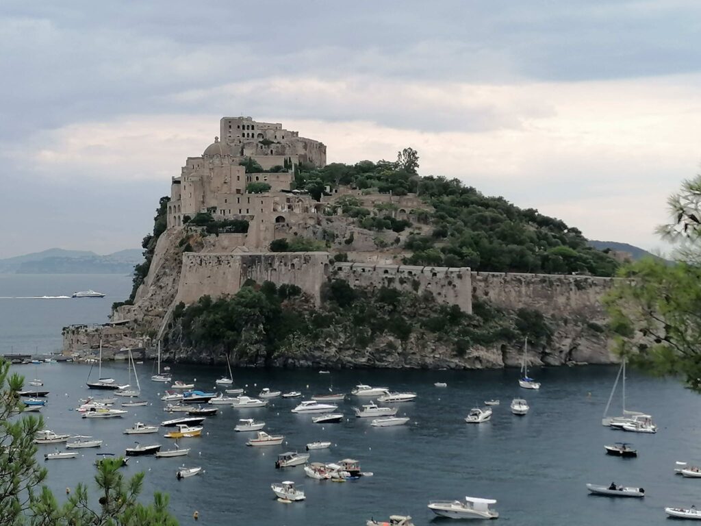 Ischia, dal Castello Aragonese alle Terme: ecco le attrattive più belle dell’isola verde