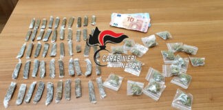 Napoli, Scampia: Arrestato 37enne mentre conta le dosi. IL NOME