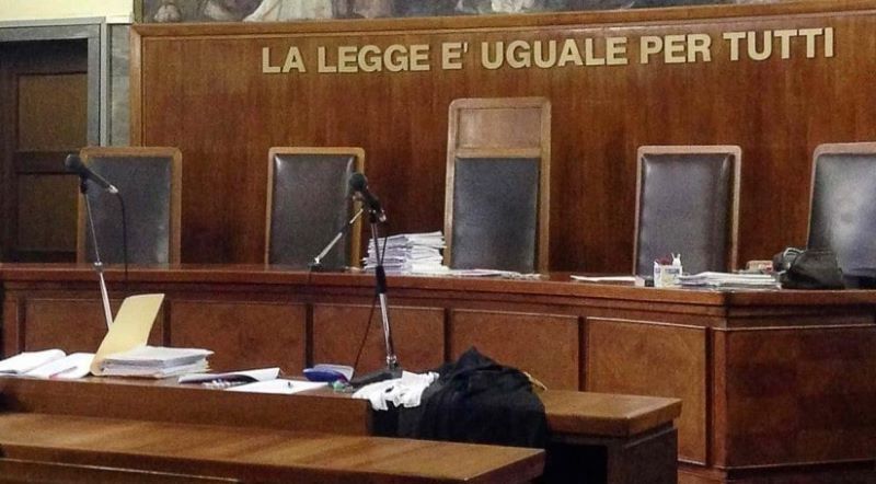 Nocera Inferiore, ruba documenti dal fascicolo del giudice: avvocatessa a processo