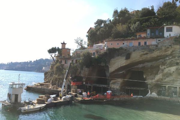 Posillipo, polveri di cemento in mare: sigilli al cantiere dello stabilimento Grotta Romana