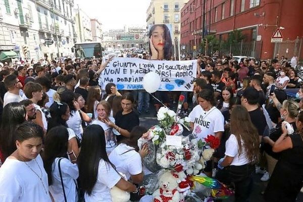 Tragedia in piazza Carlo III: tanto dolore ai funerali della 15enne Maya