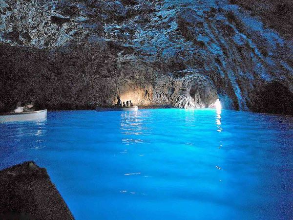 Capri, dai Faraglioni alla Piazzetta: ecco le attrattive più belle dell’isola azzurra