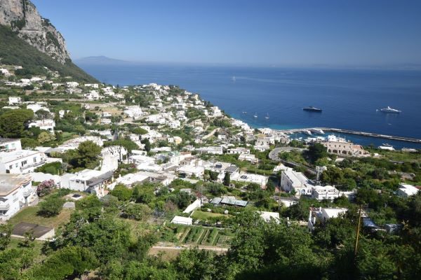 Capri, trascorre vacanza di lusso disponendo bonifici fasulli: arrestato un 31enne