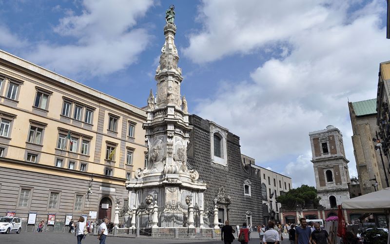 L’Amica Geniale 3, riprese a Napoli: piazza del Gesù ripulita dai graffiti