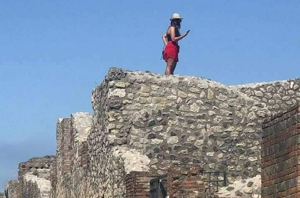 Scavi di Pompei, turista sale sul tetto delle Terme per scattare un selfie