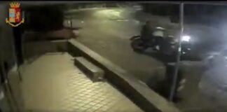 Ponti Rossi, ladri in fuga speronano la moto della polizia: tre arresti