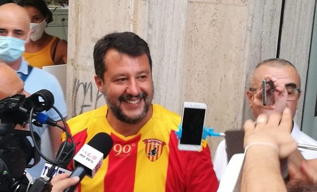 I vigili di Benevento notificano la multa a Salvini senza mascherina
