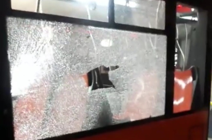 Paura in Via Medina, lancio di bottiglie contro un autobus: un ferito