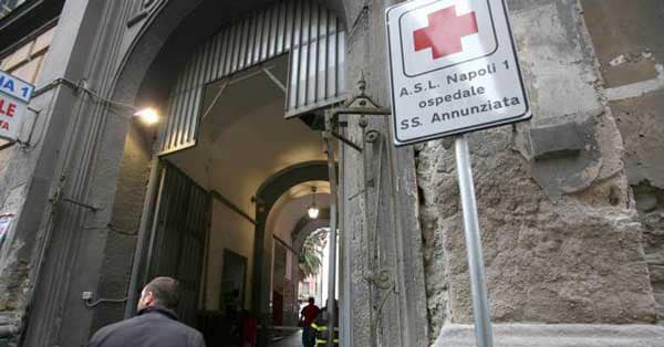 Aggressione a Napoli: operatore sanitario preso a pugni in faccia