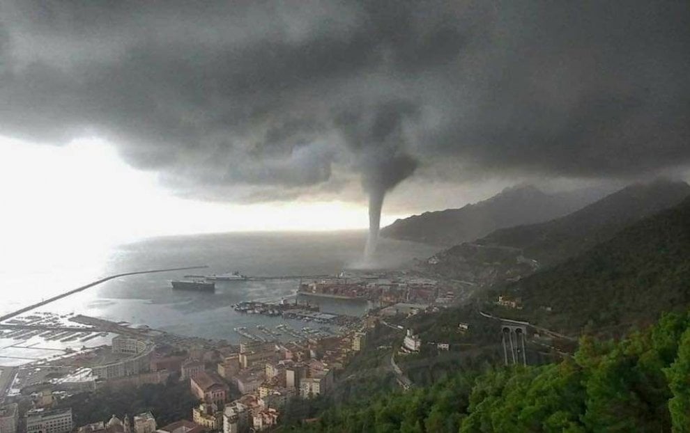 Tromba d'aria a Salerno, gravi danni nel quartiere Torrione