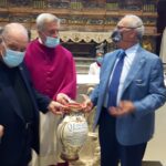 Aldo Bova consegna l’olio per la lampada di San Gennaro