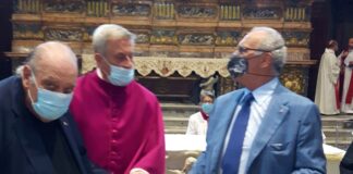 Aldo Bova consegna l'olio per la lampada di San Gennaro