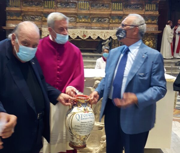 Aldo Bova consegna l'olio per la lampada di San Gennaro
