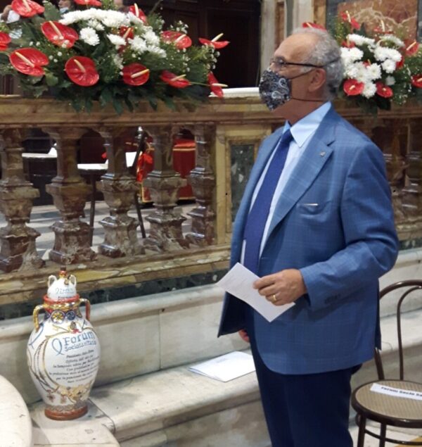 Aldo Bova consegna l'olio per la lampada di San Gennaro