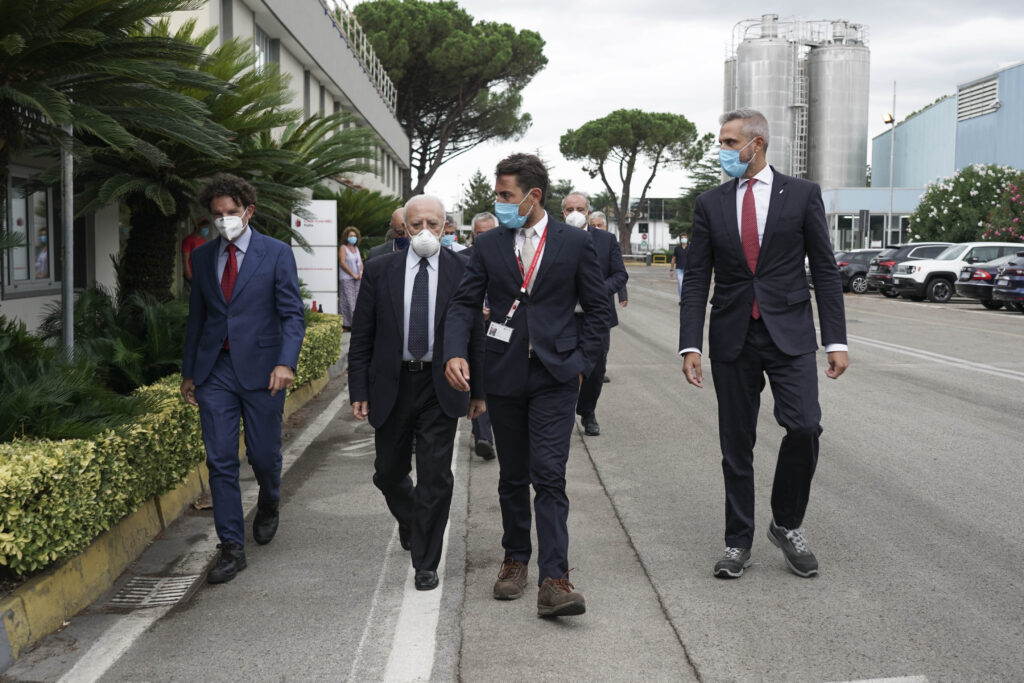 Vincenzo De Luca a Marcianise visita il polo industriale di Coca-Cola HBC Italia 