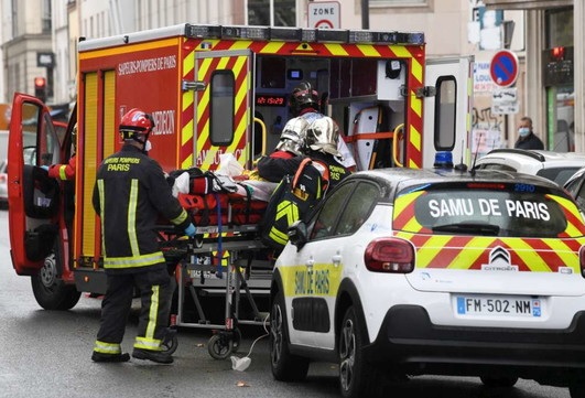 Parigi, incubo terrorismo: 4 accoltellati vicino ex sede di Charlie Hebdo