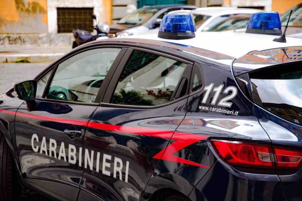 Bacoli, rapinano anziano, arrestate due persone dai Carabinieri