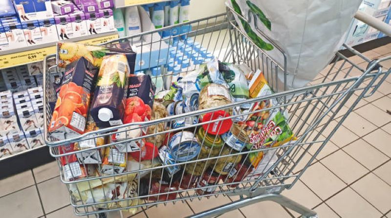 Covid 19 a Napoli, timore di un nuovo lockdown: file nei supermercati