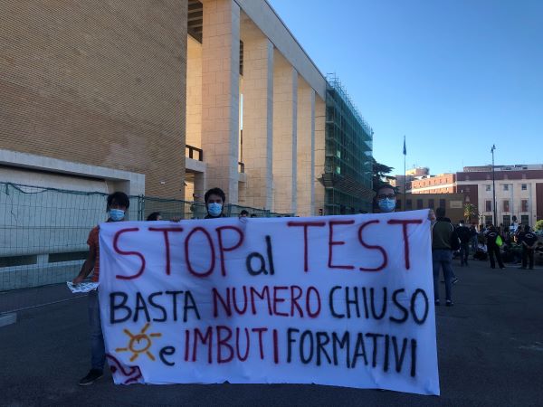 UDU: “100 euro per il test d’ingresso a Medicina. Basta numero chiuso”