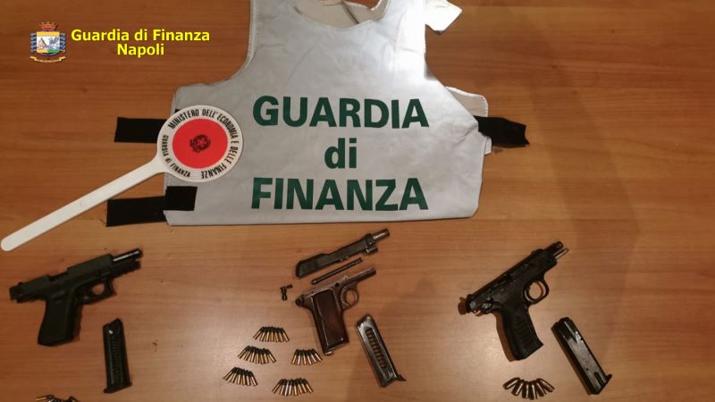 Ponticelli: la Finanza sequestra nel Lotto Zero tre pistole e decine di munizioni