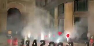 Galleria Umberto: fuochi d’artificio e musica a tutto volume per una proposta di matrimonio (VIDEO)