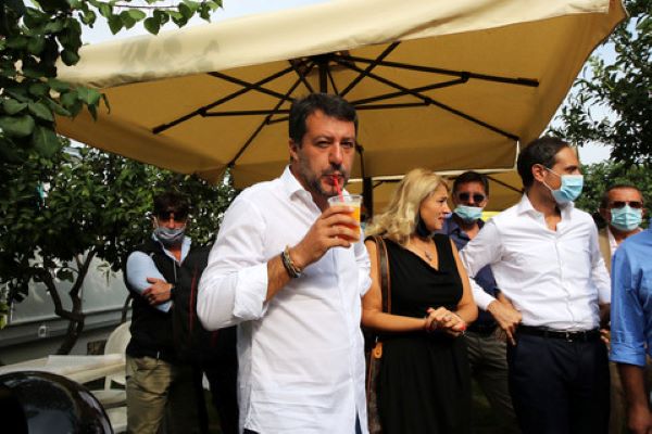 Salvini a Torre del Greco: fischi e lancio di pomodori contro il leader leghista