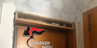 Scampia, nascondeva la droga nel telaio di una porta: arrestato