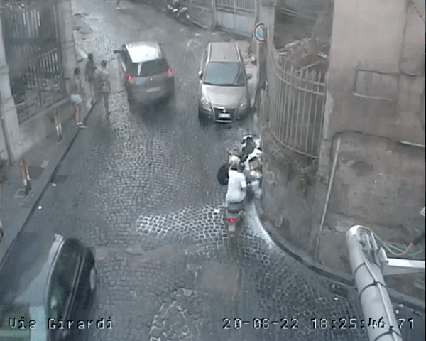 Napoli, sversamento illecito di rifiuti in via Santa Lucia: 18 persone sanzionate