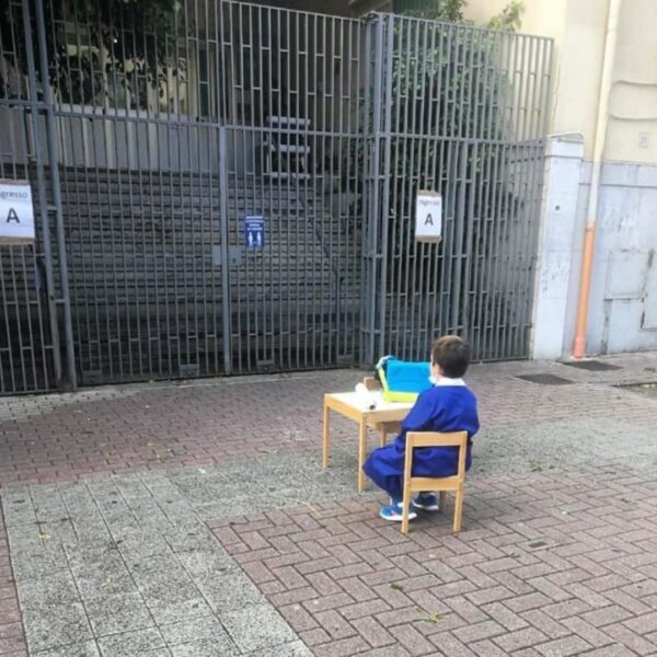 Scuole chiuse in Campania: La foto della protesta di un piccolo alunno fa il giro del web