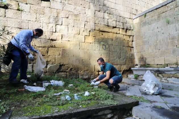 Sessanta volontari ripuliscono il Tondo di Capodimonte: raccolti 150 sacchi