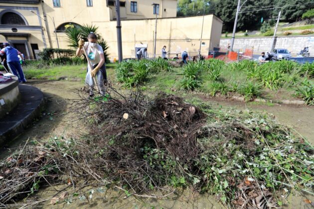 Sessanta volontari ripuliscono il Tondo di Capodimonte: raccolti 150 sacchi