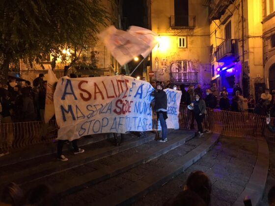 Napoli, proteste e scontri contro il coprifuoco e lockdown. VIDEO