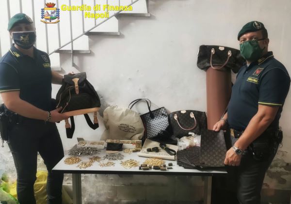 Miano, sequestrati 12mila articoli contraffatti: c’erano anche mascherine e borse griffate