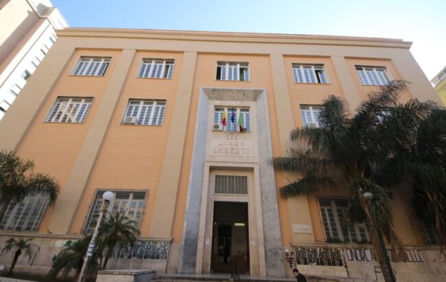 Liceo Umberto, studente 17enne muore stroncato da un infarto