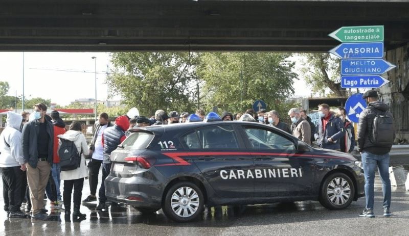 Lockdown ad Arzano, la rabbia dei commercianti: protesta davanti alla Rotonda