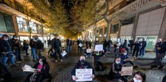 Napoli: manifestazione pacifica al Vomero contro le chiusure anticipate