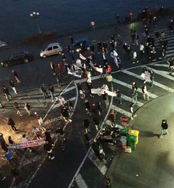 Campania zona rossa, proteste nel centro di Napoli. Diretta video
