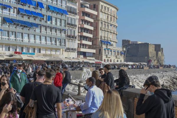 Covid 19 a Napoli: accessi contingentati nelle zone degli assembramenti