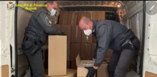 Castel Volturno, sequestrate 2 tonnellate di sigarette di contrabbando: 4 arresti Castel Volturno, maxi sequestro di sigarette contrabbando
