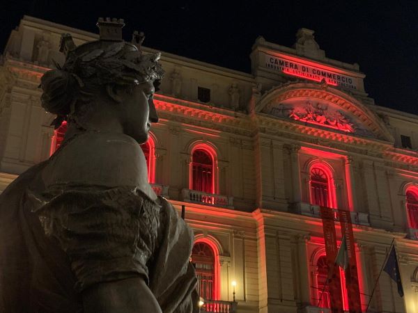 Violenza sulle donne: la Camera di Commercio di Napoli si colora di rosso