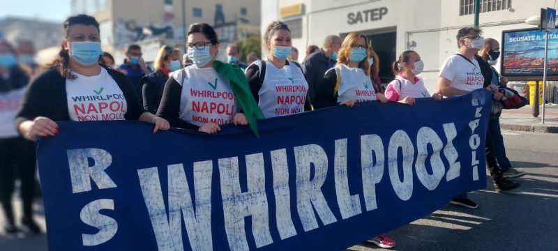 Whirlpool: operai dello stabilimento di Napoli in protesta alla stazione centrale