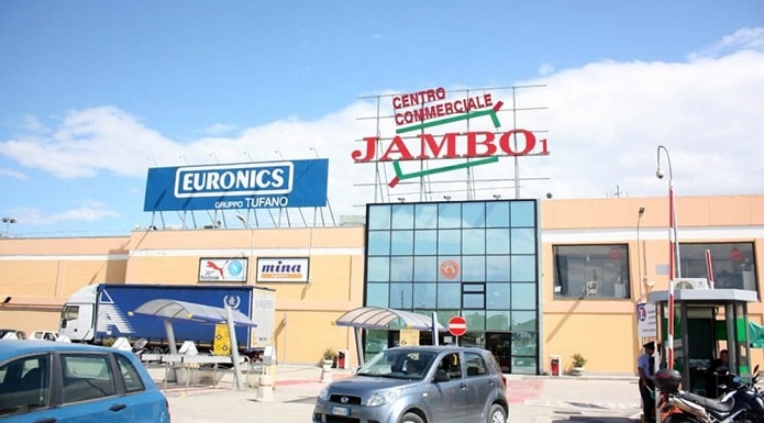 Caserta, centro commerciale Jambo: sorpresa con carte di credito rubate