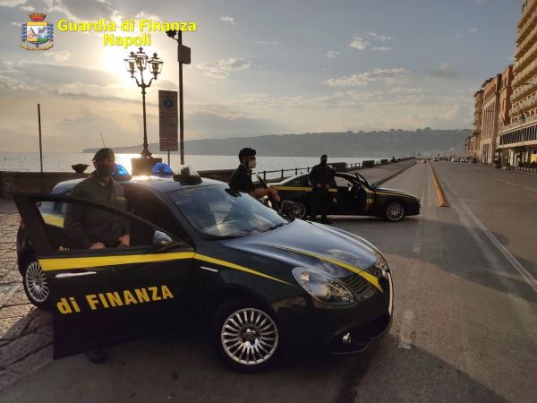 Napoli zona rossa: 763 controlli della GdF a persone ed esercizi commerciali