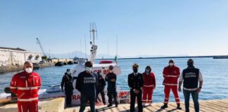Covid 19 a Napoli: subacquei donano bombole per l'ossigeno alla Croce Rossa