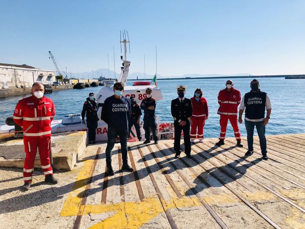 Covid 19 a Napoli: subacquei donano bombole per l'ossigeno alla Croce Rossa