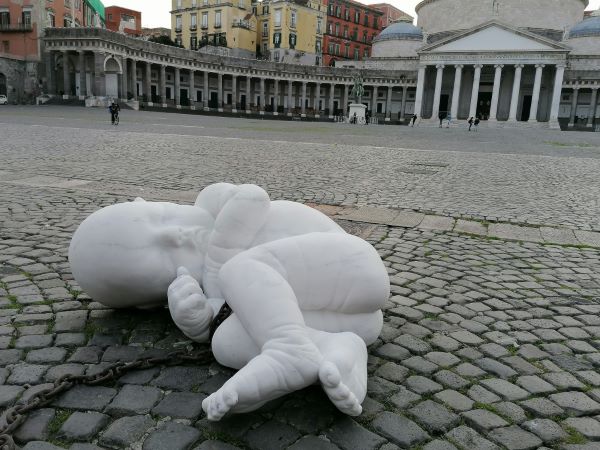 Napoli, ecco in Piazza Plebiscito “Look down”: la scultura di Jago che guarda ai poveri