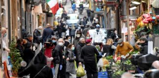 Assembramenti a Napoli, nel weekend controlli più stringenti