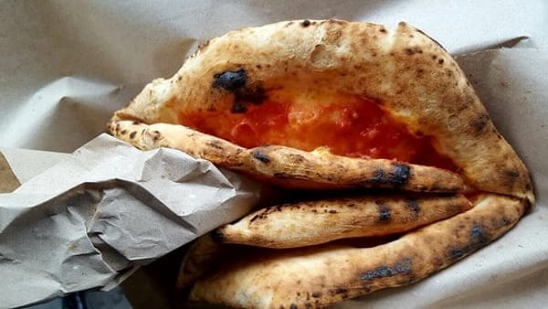Street food Napoli, dalla pizza al babà: ecco le specialità da assaporare passeggiando