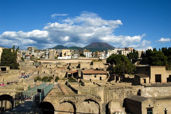 Giorno della Memoria, l’ingresso degli Scavi di Ercolano illuminati di rosso